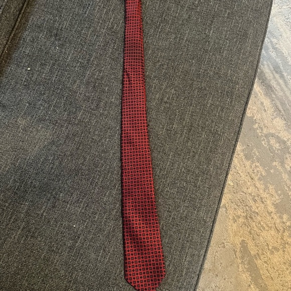 Brooks Brothers Classic & Elegant Red and Black Men's Tie 💯 percent Silk - Picture 1 of 2